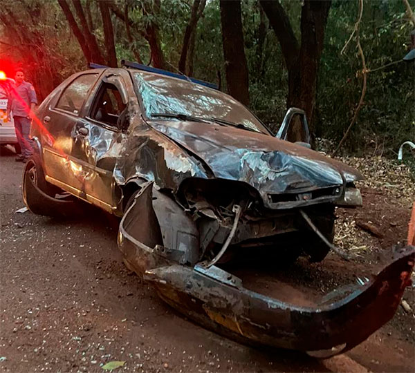 AssisCity - Veículo ficou totalmente destruído após capotamento - Foto: Divulgação/AssisCity