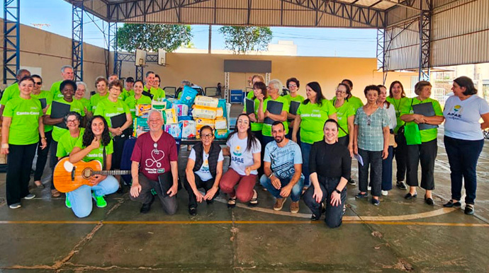 Divulgação - Canto Coral é composto por mais de 50 alunos, em sua maioria idosos e tem como regente Larissa Magrinelli Moreira, professora de música - Foto: Divulgação