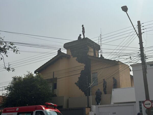 O homem está a mais de uma hora em cima do telhado negociando sua descida com a PM