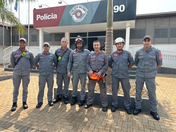 Equipe que atuou na negociação durante a manhã deste domingo