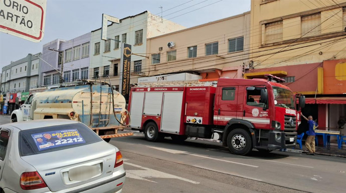 Portal AssisCity - Corpo de Bombeiros é acionado para conter incêncio em lanchonete no centro de Assis - FOTO: Portal AssisCity