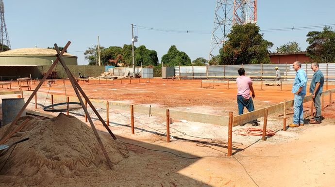 Reprodução/Departamento de Comunicação - O prefeito José Fernandes e o secretário Municipal da Saúde, Almir Moreno estiveram nas obras - Foto: Reprodução/Departamento de Comunicação