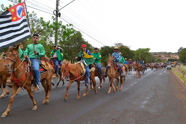 Divulgação/Cedida - Cavalgada percorreu as principais ruas da cidade - Foto: Divulgação/Cedida