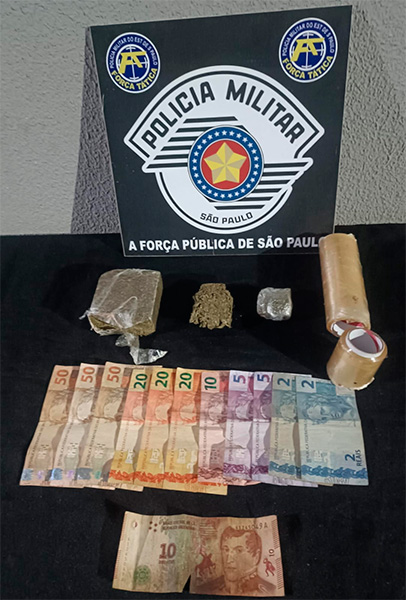 Reprodução/Polícia Militar - Policiais militares apreenderam com o suspeito a quantia de R$234,00 em notas variadas, além de metade de um tijolo de maconha, um pedaço da droga solto e uma porção já embalada para venda - Foto: Reprodução/Polícia Militar