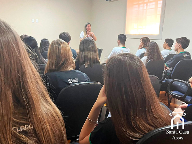 Divulgação/Santa Casa de Assis - A atividade faz parte de um projeto do Colégio Santa Clara, voltado aos alunos que demonstram interesse em seguir carreira na área da saúde - Foto: Divulgação/Santa Casa de Assis