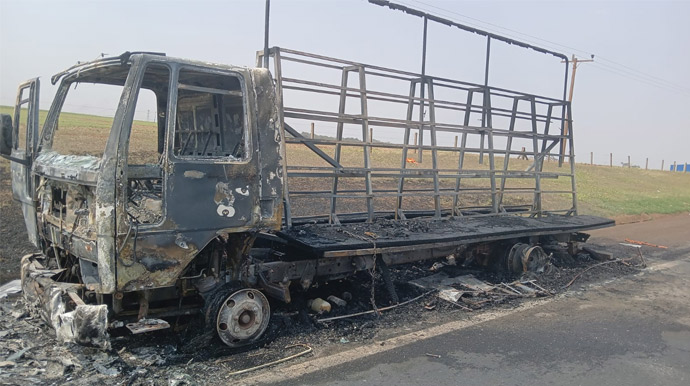 Divulgação/Polícia Militar Rodoviária - Caminhão que pegou fogo na Rodovia Raposo Tavares em Cândido Mota - FOTO: Divulgação/Polícia Militar Rodoviária