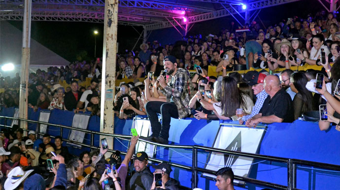 Comunicação PPM - Sorocaba cantando no meio do público - FOTO: Comunicação PPM