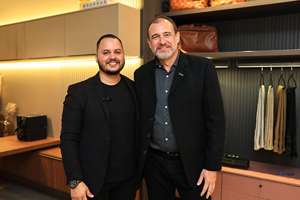 Matheus Spinola, ao lado do representante comercial da Italínea, Ricardo Vissechi - Foto: Divulgação