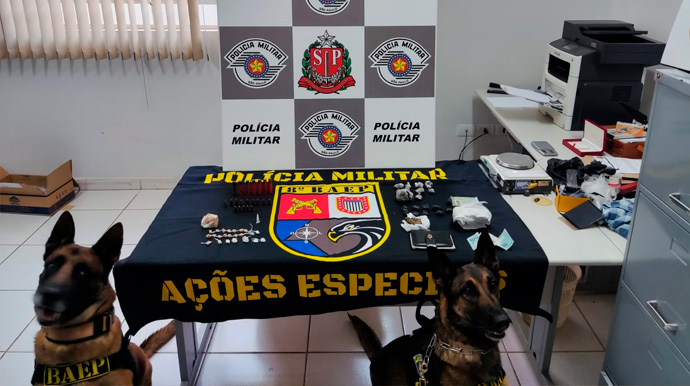 Reprodução/Polícia Militar - Os cães farejadores Wandoo e Rayka com as drogas e munições apreendidas - Foto: Reprodução/Polícia Militar