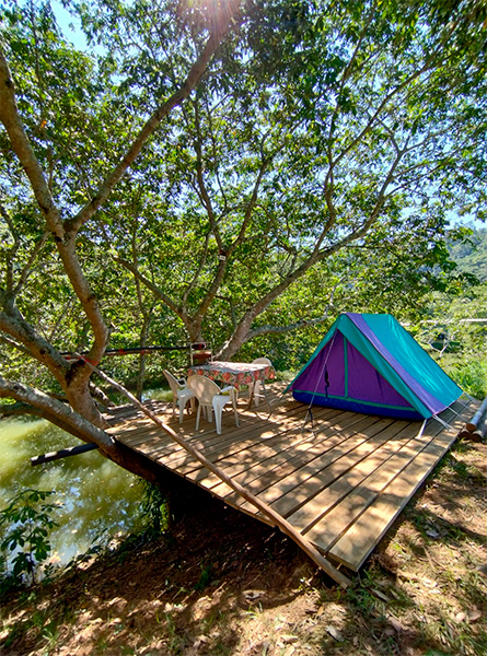 Divulgação - Os que preferem estar em maior contato com o ambiente natural podem optar por cabanas, mini chalés ou até montar sua própria barraca - Foto: Divulgação