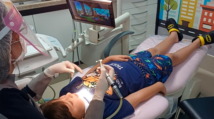 Divulgação - Com uma abordagem acolhedora, ela cria um ambiente amigável, tornando as visitas ao dentista uma experiência positiva e livre de traumas - Foto: Divulgação