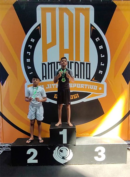 Reprodução - Samuel Barrios conquistou o título de campeão na categoria Infanto No Gi e o vice-campeonato na categoria Infanto Gi até 50kg - Foto: Reprodução