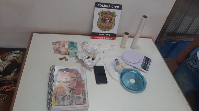 Reprodução/Polícia Civil - Drogas, dinheiro e objetos relacionados ao tráfico foram localizados na residência do adolescente - Foto: Reprodução/Polícia Civil