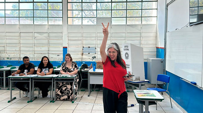 Portal AssisCity - Professora Mariana (PT) vota na Escola Estadual Léo Pizzato em Assis - FOTO: Portal AssisCity