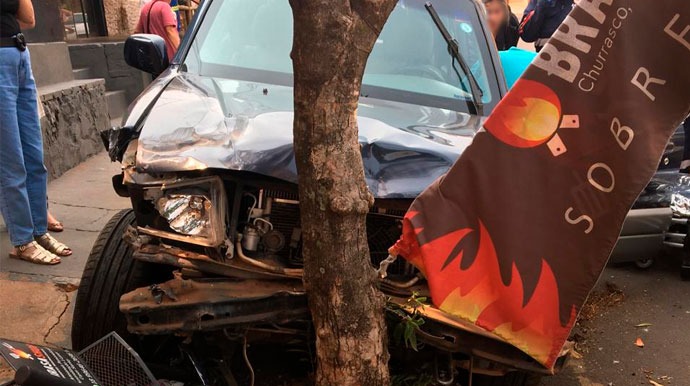 Enviadas ao Portal AssisCity - Pedestre e motociclista se salvam de atropelamento após carro desgovernado bater em outros quatro veículos - FOTO: Enviada ao Portal AssisCity