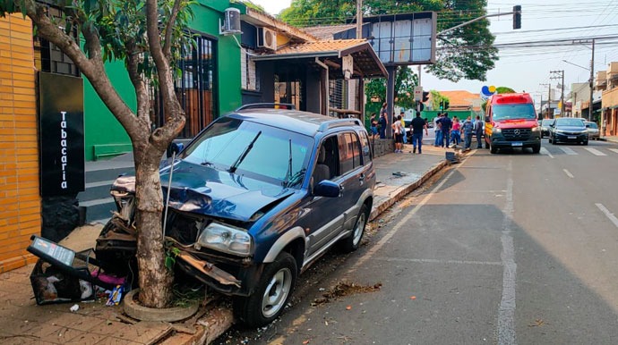 Enviada ao Portal AssisCity - Carro só parou após atingir uma árvore - FOTO: Enviada ao Portal AssisCity