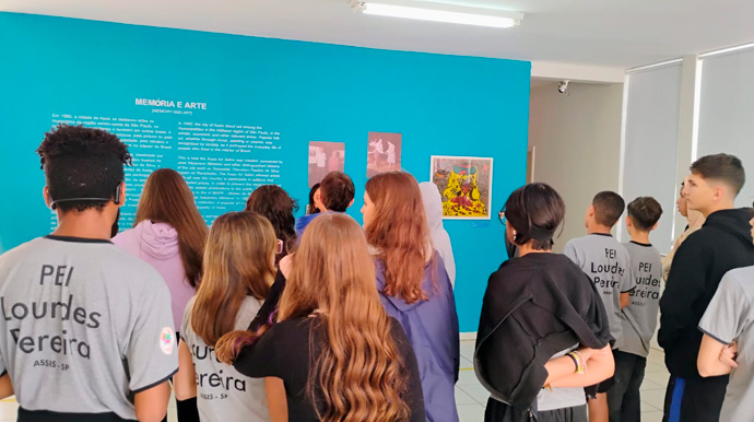 Reprodução - Os alunos dos oitavos anos da Escola Estadual PEI Lourdes Pereira durante visita ao Museu de Arte Primitiva de Assis - Foto: Reprodução