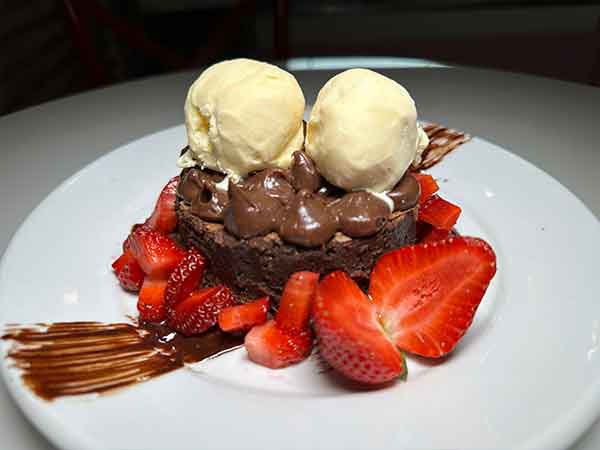 AssisCity - Brownie com chocolate, morangos e sorvete de creme - Foto: AssisCity