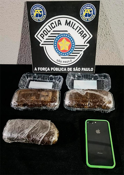 Reprodução/Polícia Militar - Tijolos de maconha foram localizados na residência do jovem - Foto: Reprodução/Polícia Militar