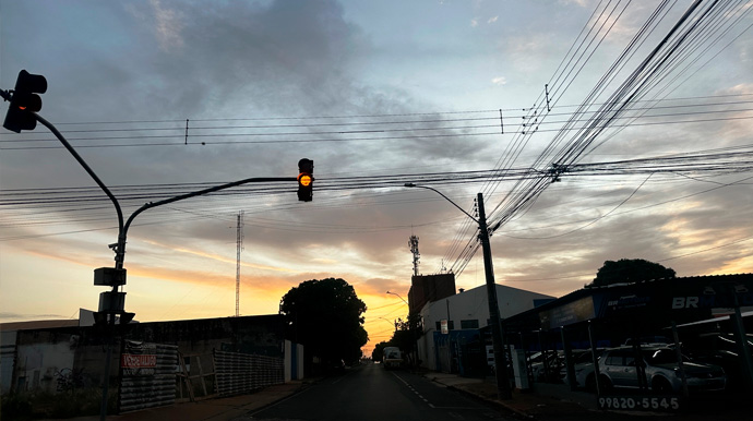 Portal AssisCity - Os semáforos localizados entre as Rua Santos Dumont e Avenida Marechal Deodoro ficaram inoperantes pela manhã - Foto: Portal AssisCity