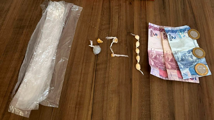 Reprodução/Polícia Civil - Os policiais encontraram porções de crack, materiais usados para embalar drogas e uma quantia em dinheiro - Foto: Reprodução/Polícia Civil