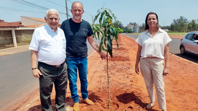 Reprodução/Departamento de Comunicação - O prefeito José Fernandes, ao lado do vice-prefeito Aref Sabeh e da secretária de meio ambiente Ana Paula Marques - Foto: Reprodução/Departamento de Comunicação