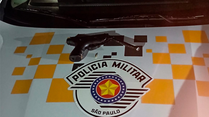 Reprodução/Polícia Militar Rodoviária - Arma de fabricação caseira e munição estavam dentro de um caminhão que vinha do Mato Grosso do Sul - Foto: Reprodução/Polícia Militar Rodoviária