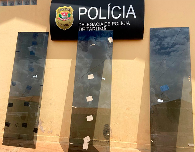 Reprodução/Polícia Civil - A Polícia Civil conseguiu recuperar três das quatro folhas de vidro que haviam sido subtraídas - Foto: Reprodução/Polícia Civil