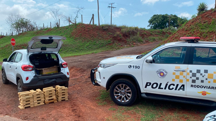 Reprodução/Polícia Rodoviária - 80 tabletes de maconha estavam escondidos no porta-malas do veículo e um tablete de crack foi localizado embaixo do banco dianteiro - Foto: Reprodução/Polícia Rodoviária