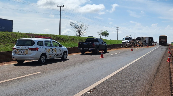 Polícia Militar Rodoviária - Trecho da Raposo Tavares permanece interditado após acidente com caminhão em Ibirarema - FOTO: Polícia Militar Rodoviária