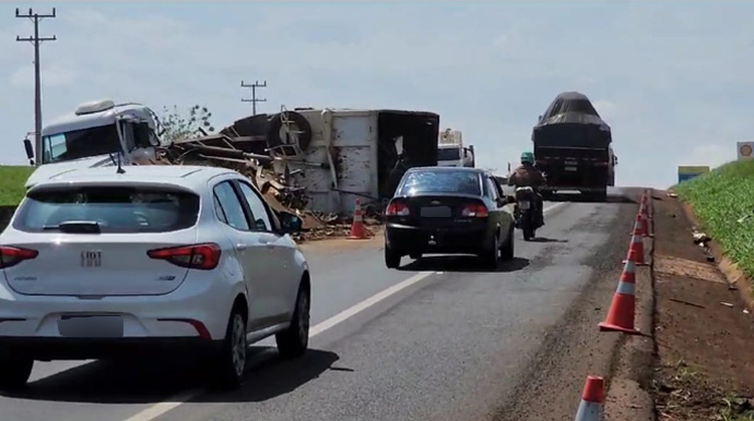 Polícia Militar Rodoviária - Após mais de 30 horas, trecho da Raposo Tavares em Ibirarema é liberado para tráfego - FOTO: Polícia Militar Rodoviária