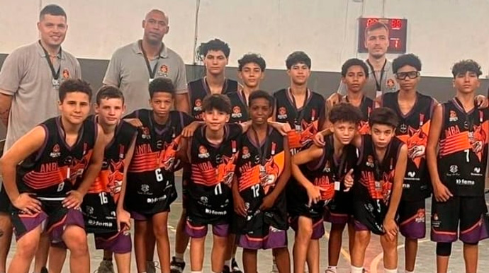 Divulgação - Basquete Assis Sub 14 com o técnico César Fabretti e assistentes Loroh Jr. e Mario Perez - Foto: Divulgação