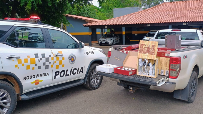 Divulgação - PR apreende caminhonete transportando 80 caixas de vinho importados em Assis