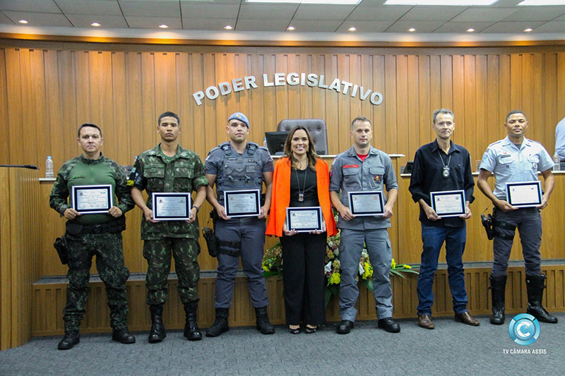 Homenageados durante a sessão solene