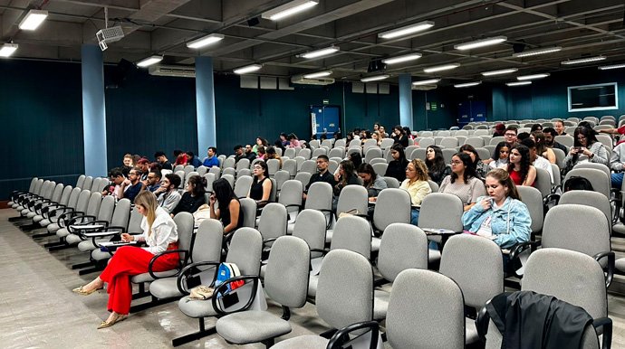 Divulgação - Alunos puderam acompanhar as palestras do Dr. Paulo Roberto Magrinelli, diretor jurídico do Sincomerciários, e de Vagner Campos, presidente do Sincomerciários - Foto: Divulgação