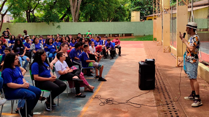 Imagem enviada ao Portal AssisCity - Alemão conduziu uma palestra para toda a comunidade escolar, além de presentear a escola com uma obra de arte no muro externo, que será um marco para todos - Foto: Imagem enviada ao Portal AssisCity