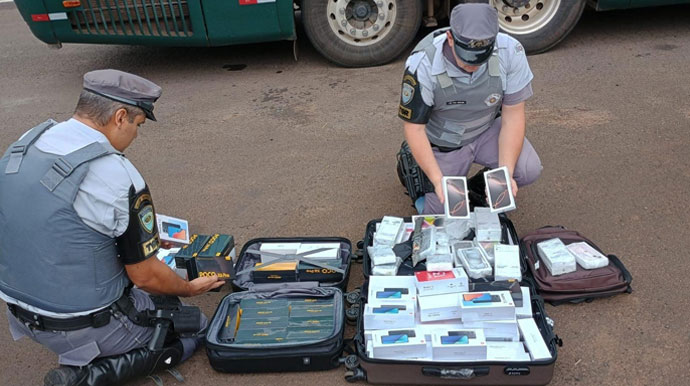 Polícia Militar Rodoviária - Homem é preso com 112 celulares sem nota fiscal na Rodovia Raposo Tavares em Assis - FOTO: Polícia Militar Rodoviária