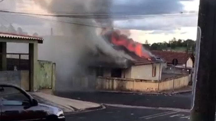 Reprodução - Incêndio foi controlado após a chegada do Corpo de Bombeiros - FOTO: Reprodução