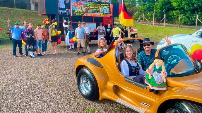 Divulgação - Organizadores do evento realizaram desfile na última quinta-feira, 14, pelas principais ruas de Assis para divulgar festa que será realizada no Salão de Festas da Loja Maçônica Renovação e Trabalho - Foto: Divulgação