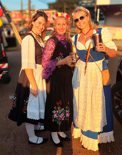 Divulgação - Membros da organização com trajes típicos da cultura alemã - Foto: Divulgação