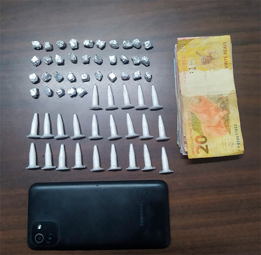 Reprodução/Polícia Militar - Com ele foram encontradas porções de crack e cocaína, além de R$157,00 e um celular - Foto: Reprodução/Polícia Militar