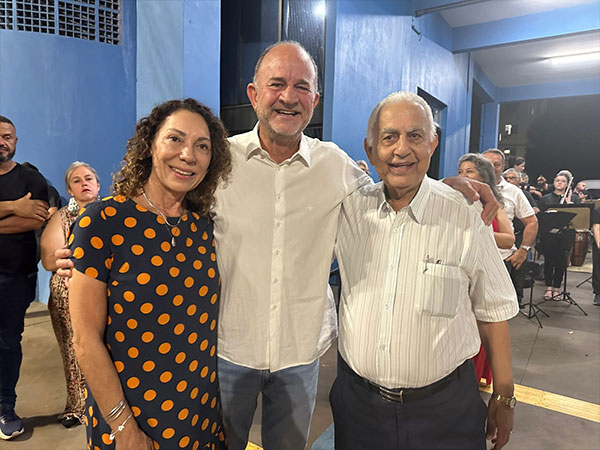 Portal AssisCity - Primeira-dama Luciana Barreto Fernandes, prefeito José Fernandes e vice-prefeito Aref - Foto: AssisCity