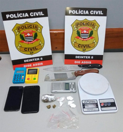 Reprodução/Polícia Civil - Foram apreendidas substancias entorpecentes semelhantes a maconha e cocaína, balança de precisão, máquinas de cartão de crédito e apetrechos comumente utilizados para manipulação e acondicionamento de drogas ilícitas - Foto: Reprodução/Polícia Civil