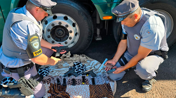 Reprodução/Polícia Rodoviária - Quatro armas foram localizadas enroladas em uma coberta - Foto: Reprodução/Polícia Rodoviária