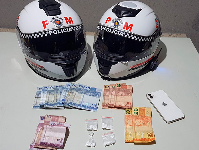 Reprodução/Polícia Militar - Durante a busca pessoal, foram encontradas porções de cocaína, R$ 103,00 em espécie, um aparelho celular, além de anotações relacionadas a Pix e mensagens - Foto: Reprodução/Polícia Militar