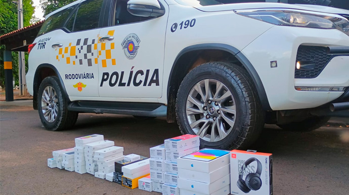 Reprodução/Polícia Rodoviária - No fundo falso do veículo foram localizadas caixas de celulares, tablets e vinhos - Foto: Reprodução/Polícia Rodoviária