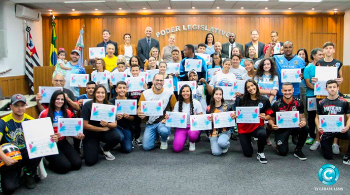 TV Câmara de Assis - Atletas, professores, alunos e representantes foram homenageados com o Diploma de Mérito Esportivo - Foto: TV Câmara de Assis