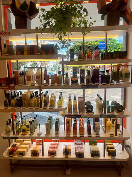 Portal AssisCity - Na loja você encontra os melhores perfumes, cremes e sabonetes que a Natura oferece - Foto: Portal AssisCity