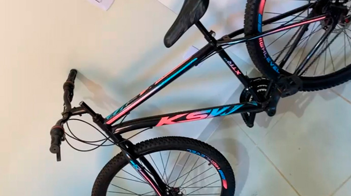 Reprodução/Arquivo Pessoal - A bicicleta furtada é do modelo KSW Aro 29, da cor preta, com escritos em rosa e azul - Foto: Reprodução/Arquivo Pessoal