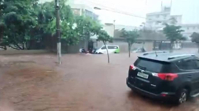 Enviada ao Portal AssisCity - Av. Otto Ribeiro, próximo ao cruzamento com a Av. Rui Barbosa, pouco depois do início da chuva - FOTO: Enviada ao Portal AssisCity